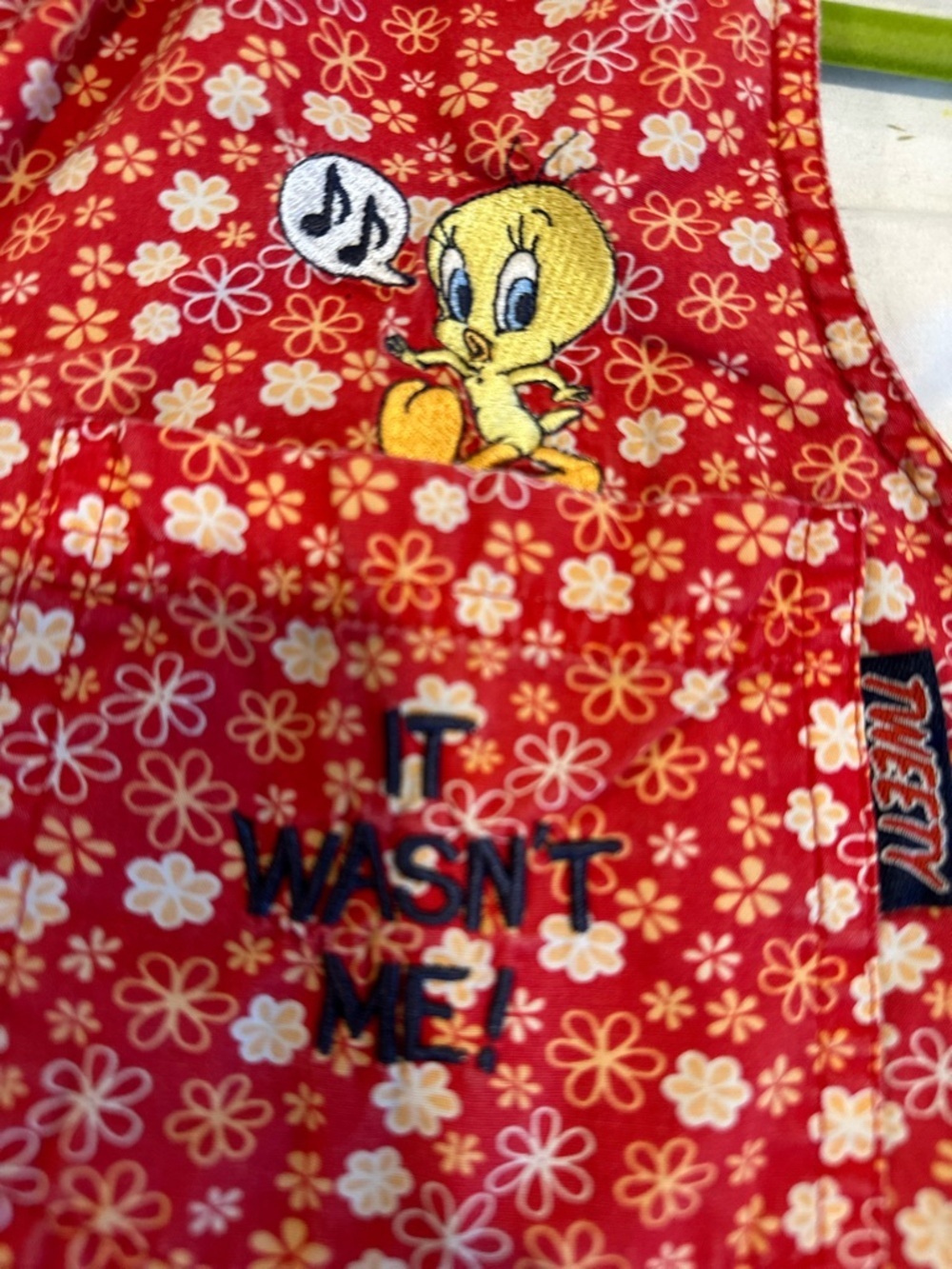 VTG 90 Looney Tunes tweety bird “It Wasn’t Me” red floral sleeveless button top - Picture 5 of 9
